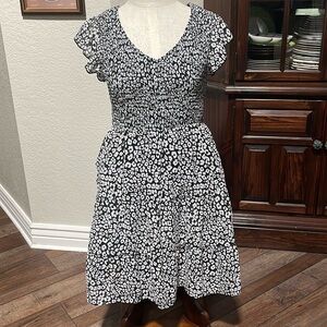 Black/White summer dress with stretch bodice. NWT Size M